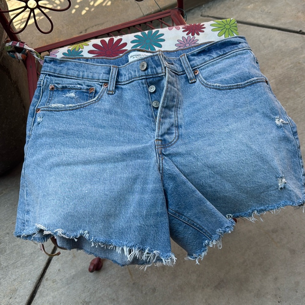 Abercrombie & Fitch Mom short in light denim